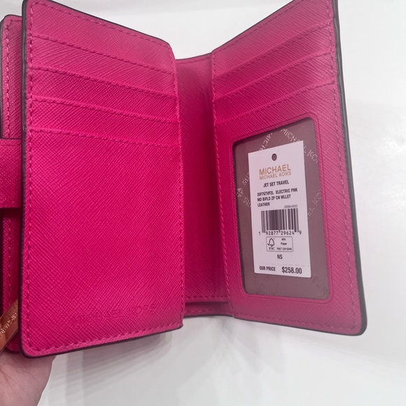 NWT. Michael Kors Medium Crossgrain Leather Wallet - Picture 3 of 5